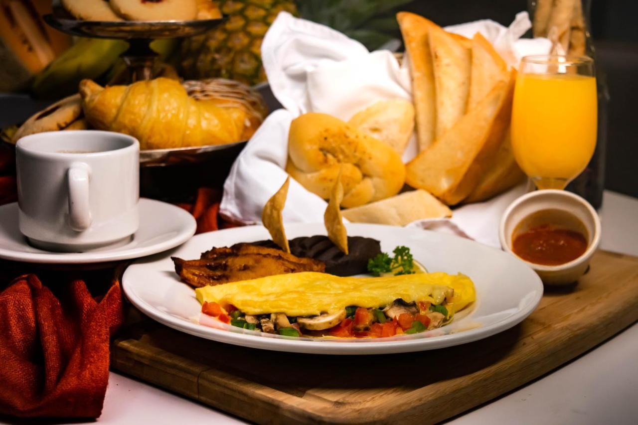 แคลเรียน สวีท กัวเตมาลา ซิตี้ Hotel Guatemala City ภายนอก รูปภาพ A typical breakfast