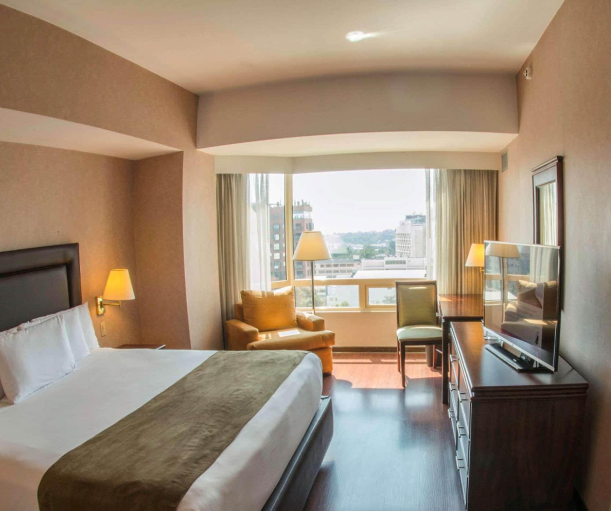 แคลเรียน สวีท กัวเตมาลา ซิตี้ Hotel Guatemala City ภายนอก รูปภาพ A room at the hotel