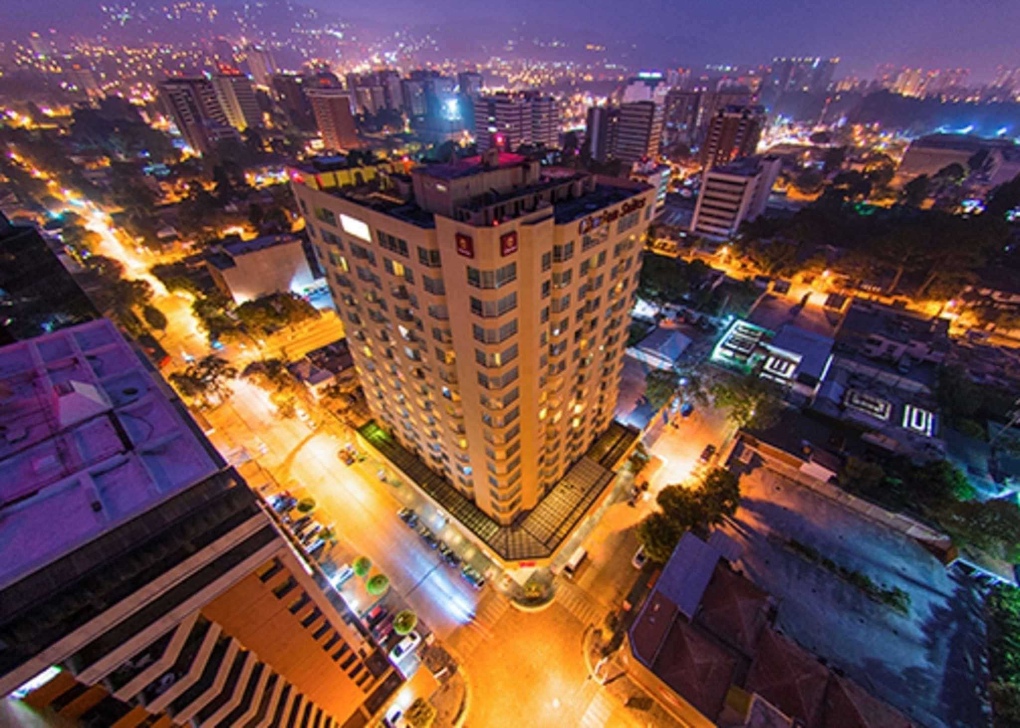 แคลเรียน สวีท กัวเตมาลา ซิตี้ Hotel Guatemala City ภายนอก รูปภาพ Aerial view of the city at night