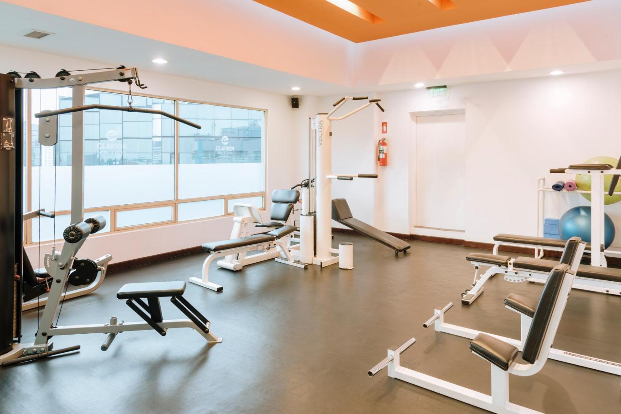 แคลเรียน สวีท กัวเตมาลา ซิตี้ Hotel Guatemala City ภายนอก รูปภาพ A typical gym
