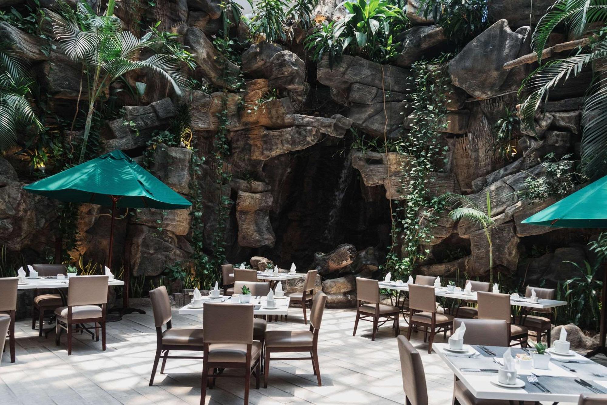 แคลเรียน สวีท กัวเตมาลา ซิตี้ Hotel Guatemala City ภายนอก รูปภาพ The Waterfall Cafe