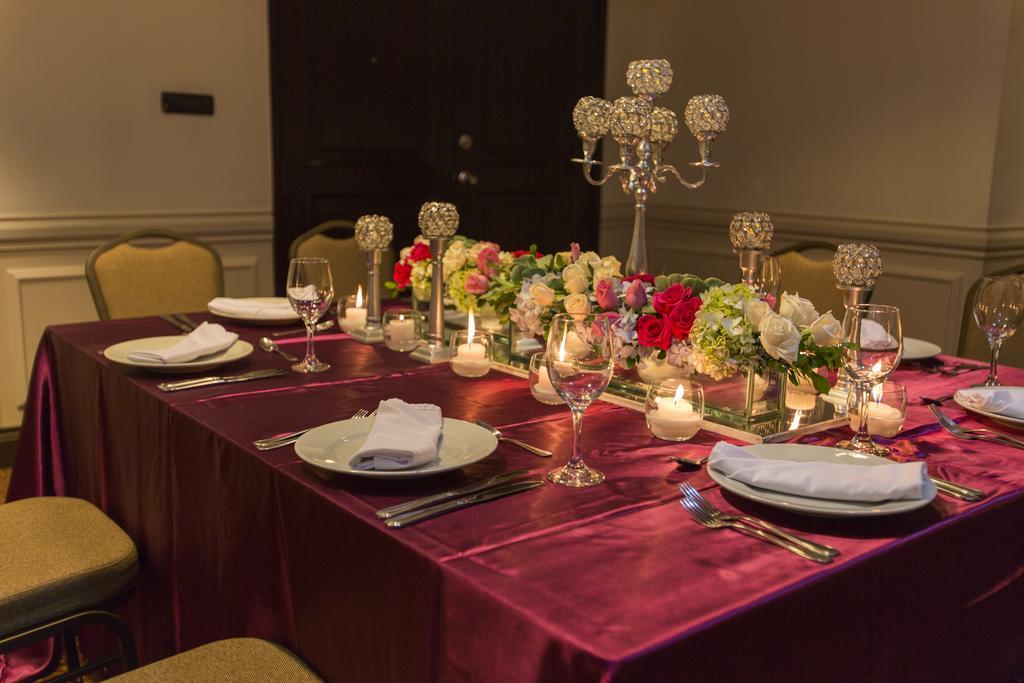 แคลเรียน สวีท กัวเตมาลา ซิตี้ Hotel Guatemala City ภายนอก รูปภาพ A table set for a formal dinner